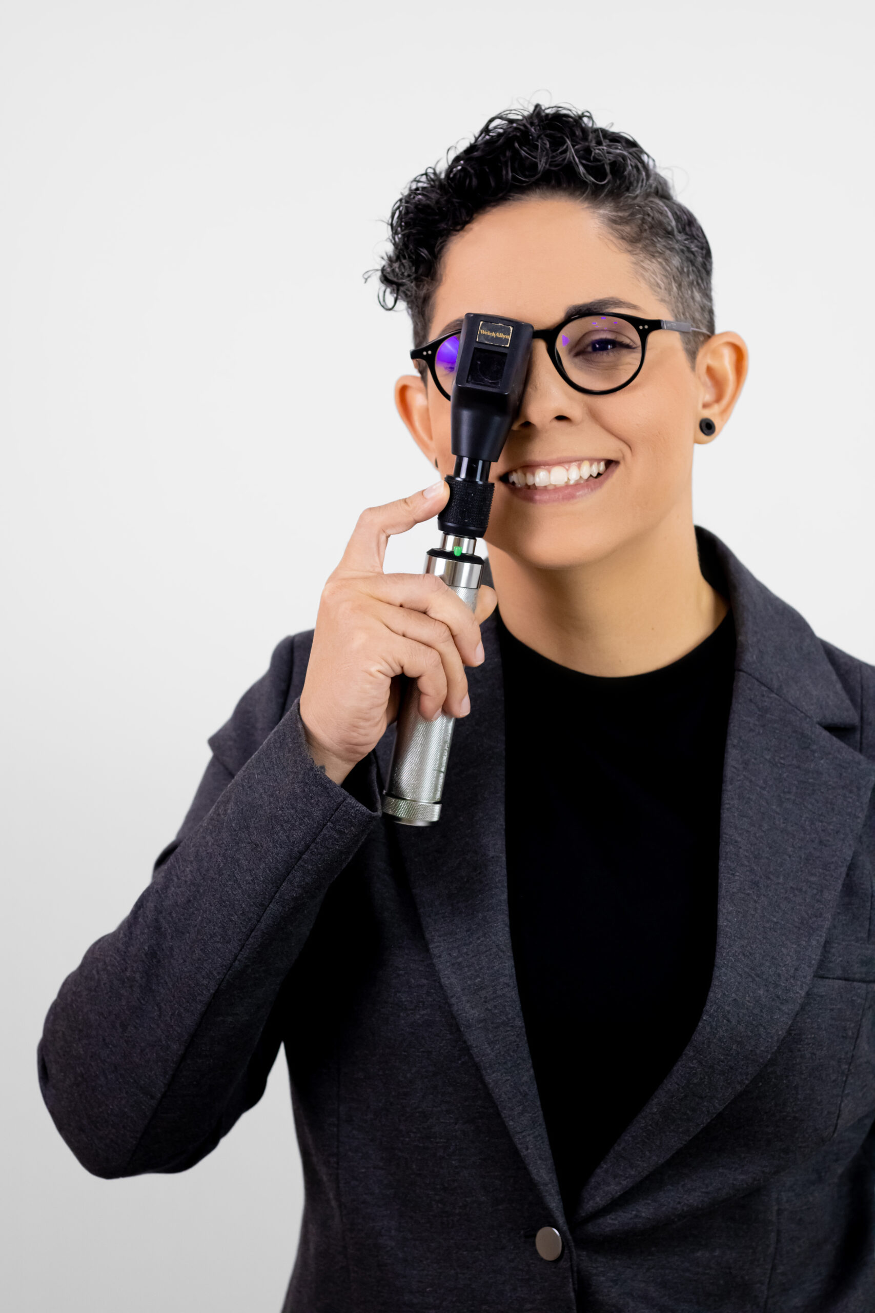 Rebeca Saraiva atendendo